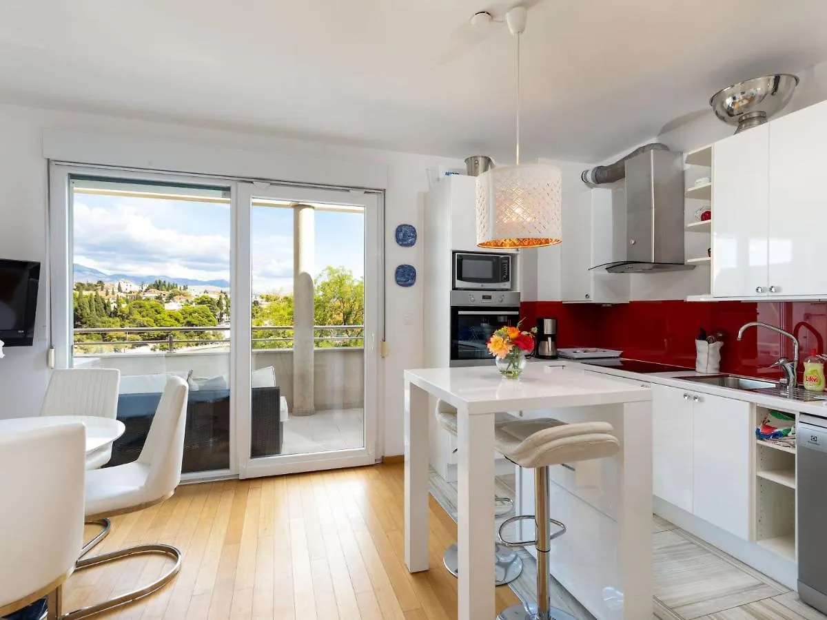 Modern City Center Home With Terrace Split