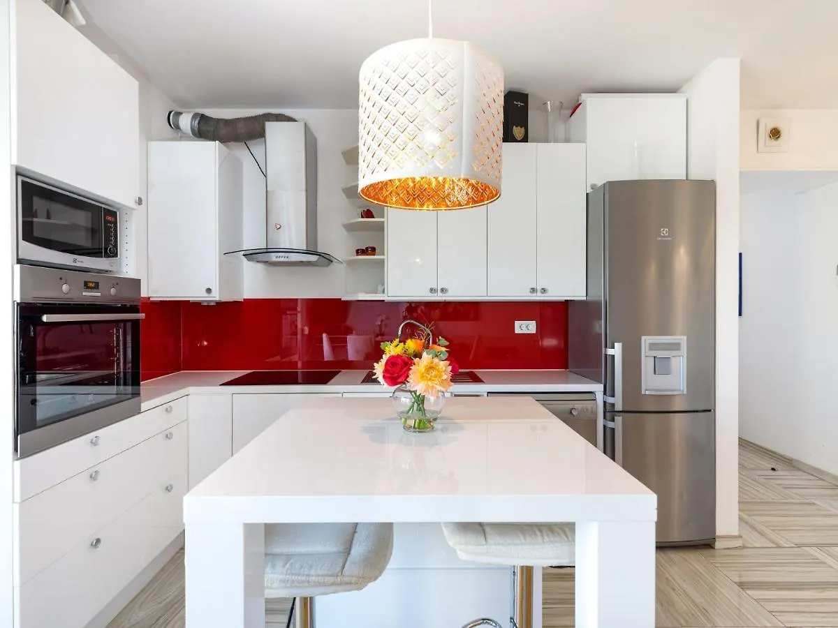 Modern City Center Home With Terrace Split